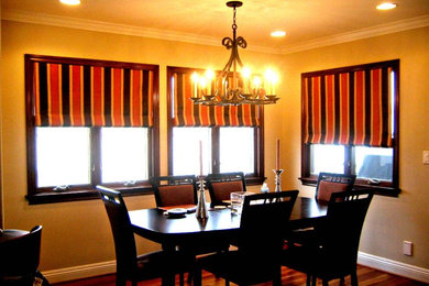 Foto di una piccola sala da pranzo aperta verso il soggiorno minimal con pareti beige e pavimento in legno massello medio