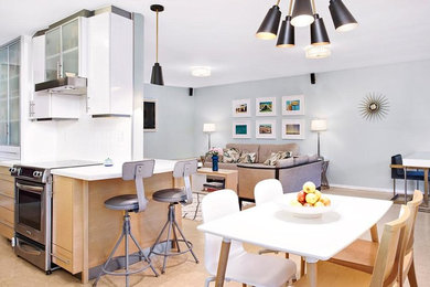 Aménagement d'une petite salle à manger ouverte sur le salon contemporaine avec un mur gris, parquet clair, aucune cheminée et un sol beige.