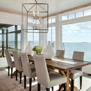 Foto di una sala da pranzo stile marinaro con pavimento beige