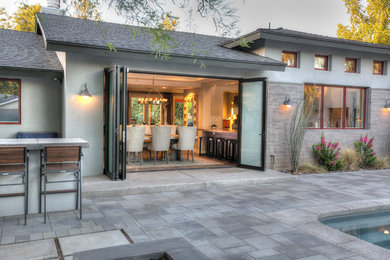 Mittelgroße Moderne Wohnküche mit weißer Wandfarbe, braunem Holzboden und braunem Boden in Phoenix