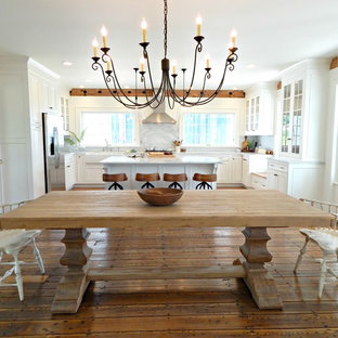 Idee per una grande sala da pranzo aperta verso la cucina country con pavimento in legno massello medio, pareti bianche e nessun camino