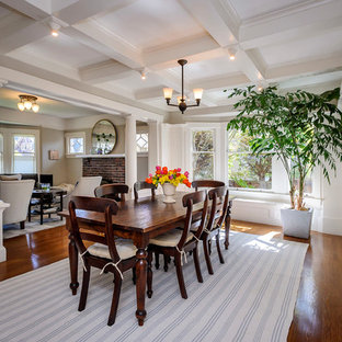 Imagen de comedor de estilo americano, grande, con paredes blancas, suelo de madera oscura y suelo marrón