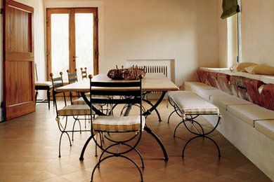 Diseño de comedor mediterráneo con suelo de baldosas de terracota