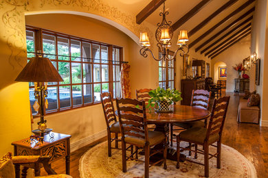 Immagine di una sala da pranzo aperta verso la cucina classica di medie dimensioni con pareti beige, parquet scuro e nessun camino