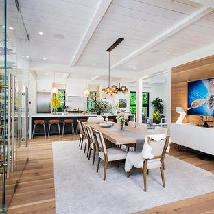 Foto di una sala da pranzo country con pareti beige, parquet chiaro, nessun camino, pavimento beige, soffitto in perlinato e pareti in legno
