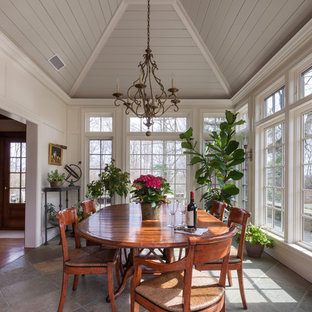 Idee per una sala da pranzo country chiusa e di medie dimensioni con pareti bianche e pavimento in ardesia