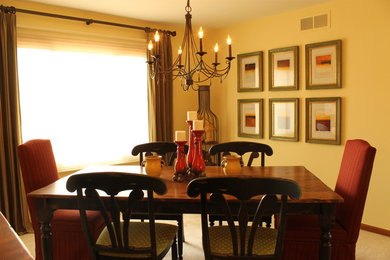 Exemple d'une salle à manger chic fermée et de taille moyenne avec un mur beige, moquette et aucune cheminée.