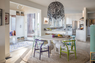 Idee per una sala da pranzo aperta verso il soggiorno design con pareti bianche, parquet chiaro e pavimento beige