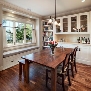 Imagen de comedor de estilo americano, pequeño, abierto, con paredes grises y suelo de madera oscura