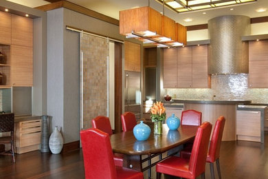 Diseño de comedor de cocina de estilo zen sin chimenea con paredes grises y suelo de madera oscura