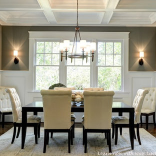 Foto de comedor de estilo americano, de tamaño medio, con paredes grises y suelo de madera en tonos medios