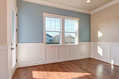 Foto de comedor de estilo americano con paredes azules y suelo de madera clara