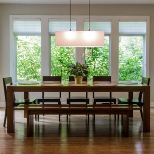 Ispirazione per una sala da pranzo aperta verso la cucina stile americano di medie dimensioni con pareti bianche e pavimento in bambù