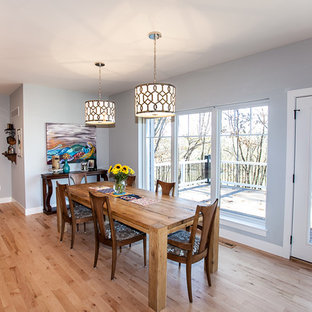 Imagen de comedor de cocina de estilo americano, grande, con paredes grises y suelo de madera clara