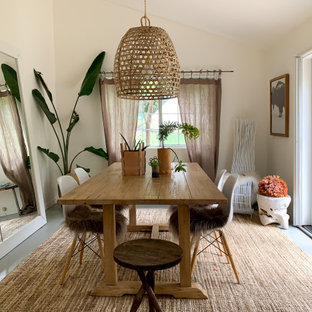 Esempio di una sala da pranzo scandinava chiusa e di medie dimensioni con pareti beige e pavimento grigio
