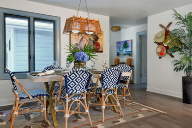 Aménagement d'une salle à manger bord de mer.