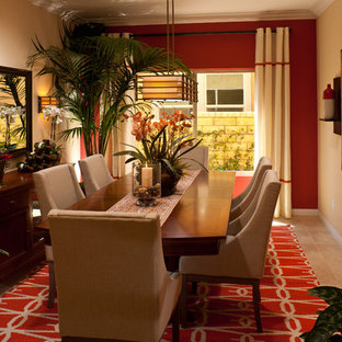 Inspiration pour une salle à manger design fermée et de taille moyenne avec un mur beige, un sol en travertin, aucune cheminée et un sol beige.