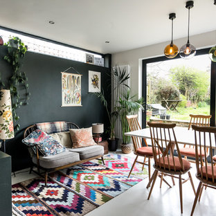 Idee per una sala da pranzo aperta verso il soggiorno boho chic di medie dimensioni con pavimento in cemento e pavimento bianco