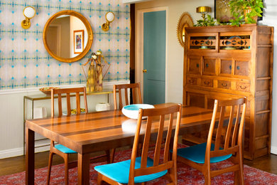 Réalisation d'une petite salle à manger bohème fermée avec un mur blanc, un sol en bois brun et un sol marron.