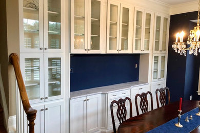 Diseño de comedor clásico de tamaño medio cerrado con paredes azules, suelo de madera oscura y suelo marrón