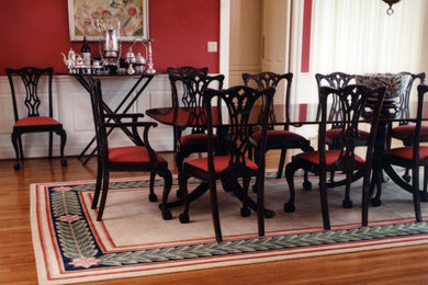 Imagen de comedor clásico con suelo de madera en tonos medios y suelo marrón