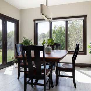 Foto de comedor de estilo americano, de tamaño medio, abierto, sin chimenea, con paredes grises, suelo laminado y suelo gris