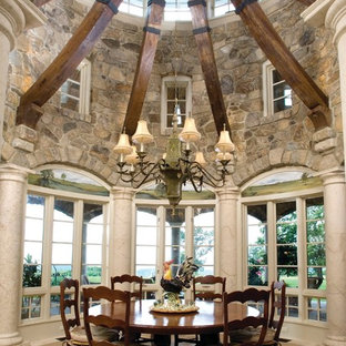 Diseño de comedor de cocina de estilo americano, grande, sin chimenea, con paredes beige y suelo de travertino