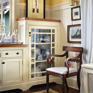 Foto di una sala da pranzo aperta verso la cucina stile americano di medie dimensioni con pareti gialle, pavimento in legno massello medio e nessun camino