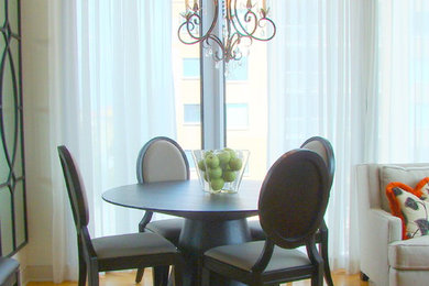 Exemple d'une salle à manger tendance avec un mur blanc et parquet clair.