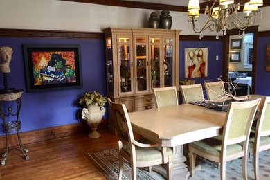 На фото: столовая в стиле неоклассика (современная классика) с фиолетовыми стенами и коричневым полом с
