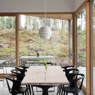 Idéer för en modern separat matplats, med betonggolv och grått golv