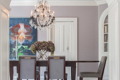 Idee per una sala da pranzo bohémian chiusa e di medie dimensioni con pareti viola, moquette, nessun camino e pavimento marrone