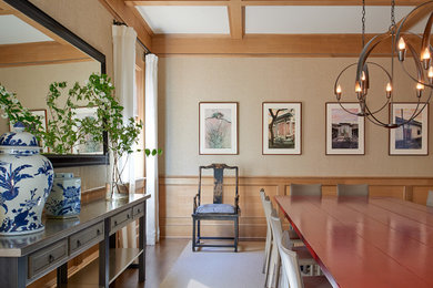 Immagine di una grande sala da pranzo stile americano chiusa con pareti marroni