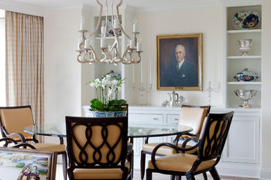 Пример оригинального дизайна: столовая в классическом стиле с белыми стенами и паркетным полом среднего тона