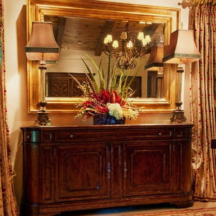 Immagine di una sala da pranzo mediterranea chiusa con pareti beige, pavimento in cemento, nessun camino e pavimento beige