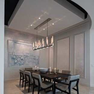 Aménagement d'une grand salle à manger ouverte sur le salon contemporaine avec un mur gris, un sol en calcaire et aucune cheminée.