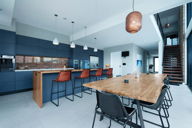 Idee per una sala da pranzo aperta verso la cucina minimalista