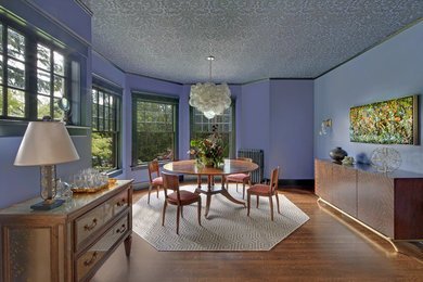 Geschlossenes Stilmix Esszimmer mit blauer Wandfarbe und braunem Holzboden in Seattle