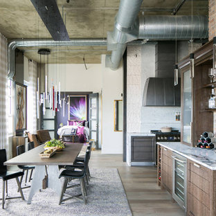 Esempio di una sala da pranzo aperta verso il soggiorno industriale con pareti bianche, parquet scuro e pavimento marrone