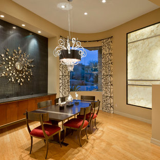 Réalisation d'une très grand salle à manger ouverte sur le salon design avec un sol en bambou, un mur beige et aucune cheminée.