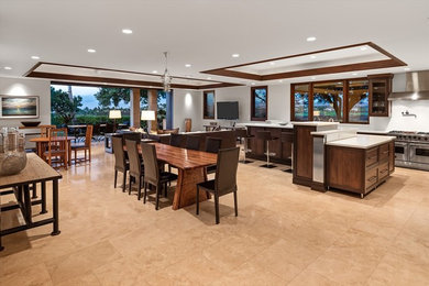 ハワイにある高級な巨大なコンテンポラリースタイルのおしゃれなダイニングキッチン (白い壁、トラバーチンの床、ベージュの床) の写真