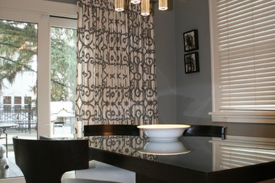 Foto de comedor de cocina contemporáneo con paredes grises y suelo de baldosas de cerámica