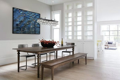 Cette photo montre une salle à manger tendance fermée et de taille moyenne avec un mur gris, parquet clair et un sol beige.