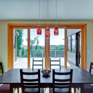 Modelo de comedor de cocina de estilo americano, de tamaño medio, sin chimenea, con suelo de bambú y paredes beige