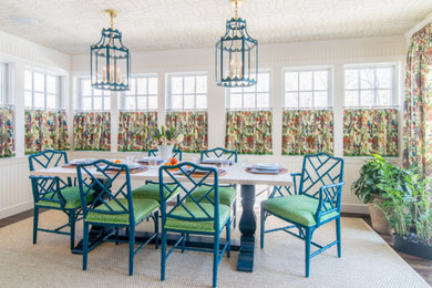Foto di una sala da pranzo country chiusa e di medie dimensioni con pareti bianche, parquet scuro e pavimento marrone