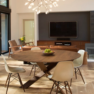 Idee per una sala da pranzo aperta verso il soggiorno minimalista di medie dimensioni con pareti bianche, parquet chiaro e cornice del camino piastrellata