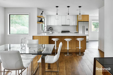 Стильный дизайн: маленькая кухня-столовая в современном стиле с белыми стенами, паркетным полом среднего тона и коричневым полом без камина для на участке и в саду - последний тренд
