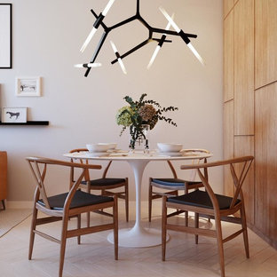 75+ Esszimmer mit beiger Wandfarbe und gebeiztem Holzboden Ideen