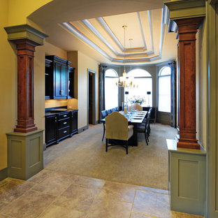 Idee per una grande sala da pranzo design chiusa con pareti beige, pavimento in gres porcellanato e pavimento beige