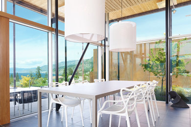 Inspiration pour une grande salle à manger ouverte sur la cuisine minimaliste avec un sol en ardoise.